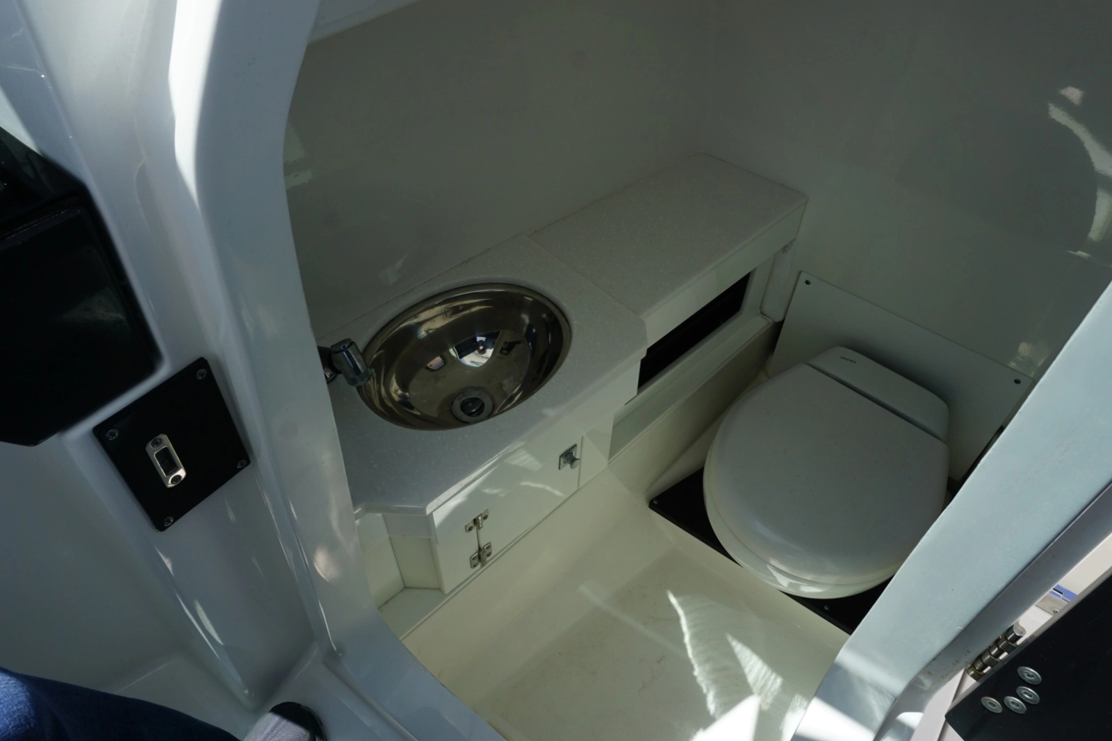 2023 27 Blackfin 272 DC Head Compartment (1)