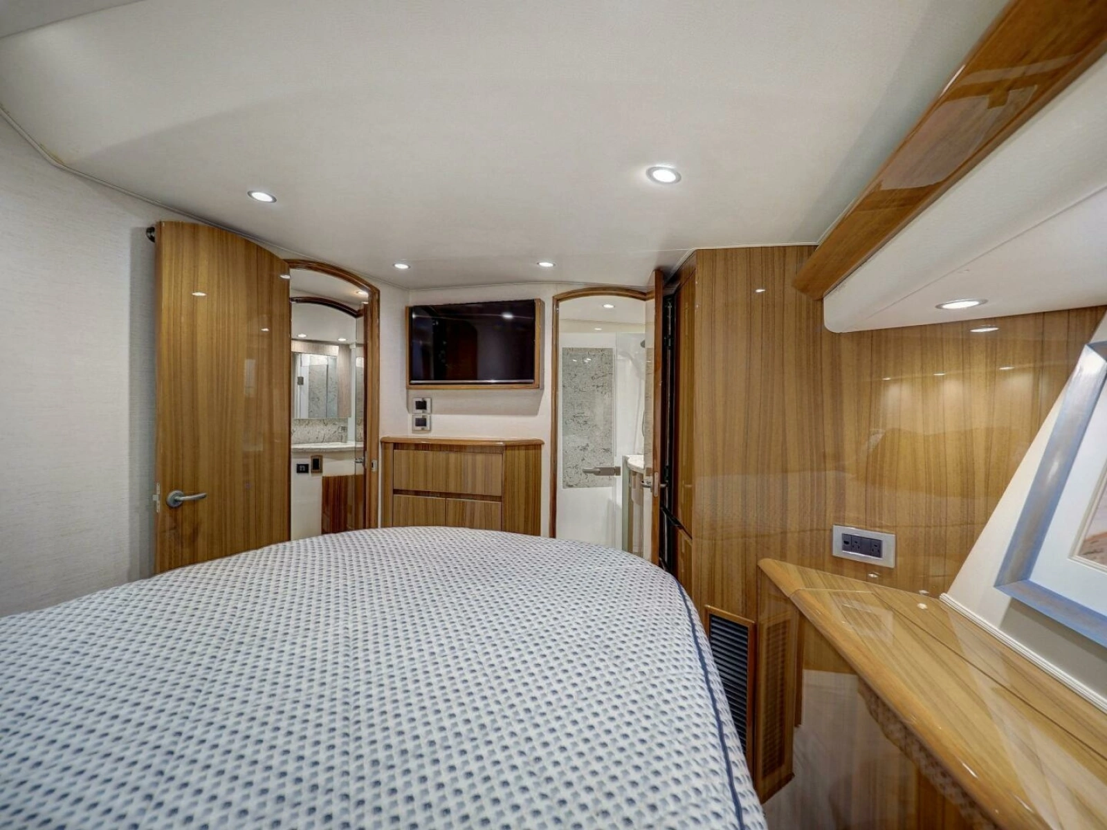 2017 Viking 52 Convertible photo 19