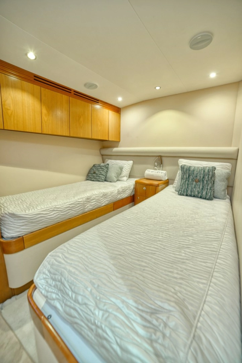 2005 Hatteras 68 Convertible - Guest Stateroom
