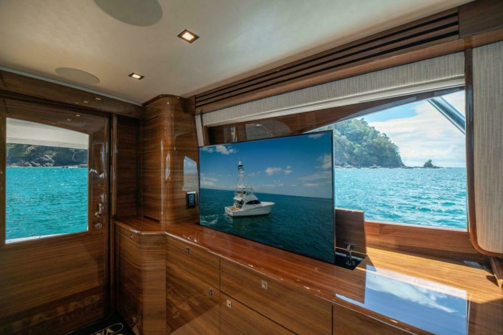 Luxurious Salon with Ocean View