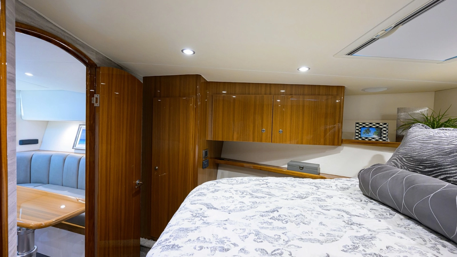44_viking_reelaxin_master_stateroom_03