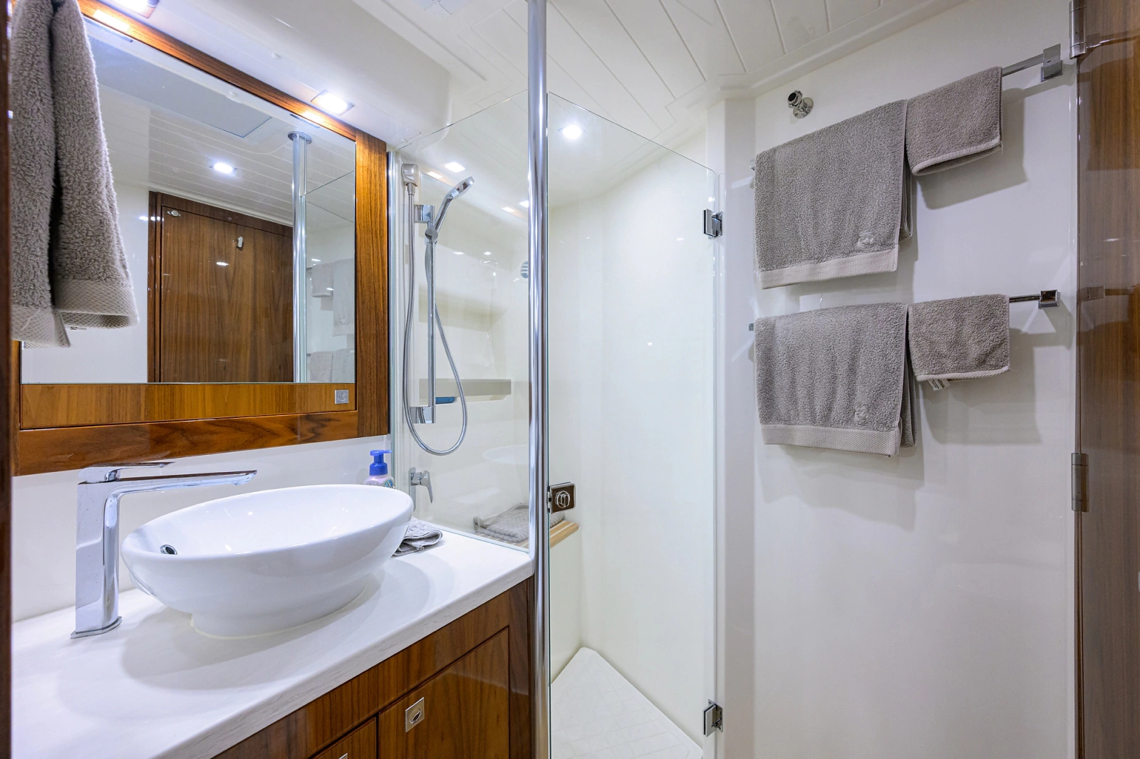 2019 Riviera 5400 Sport Yacht