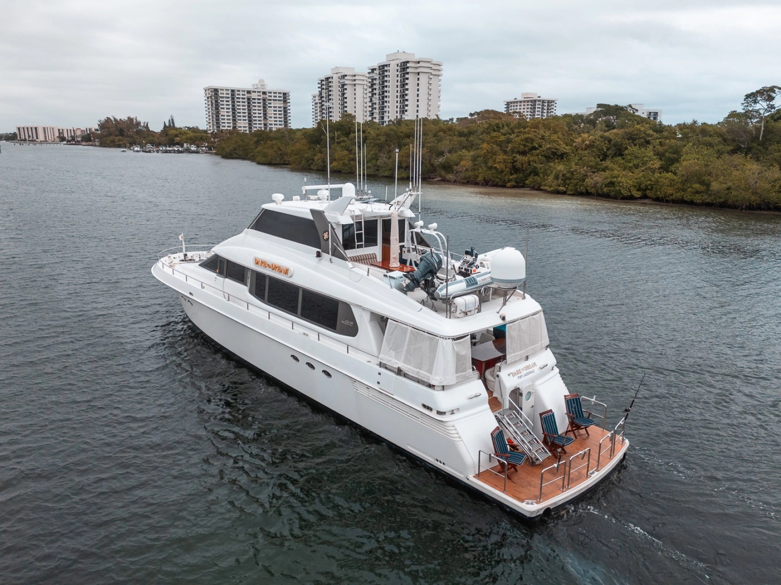 2000 Lazzara Yachts Skylounge