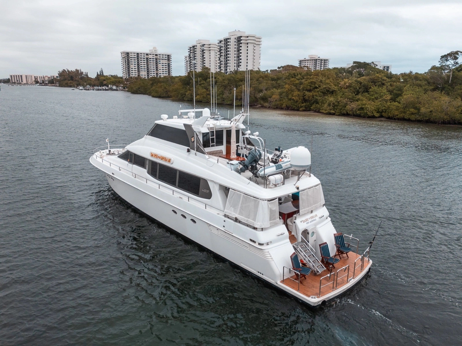 2000 Lazzara Yachts Skylounge