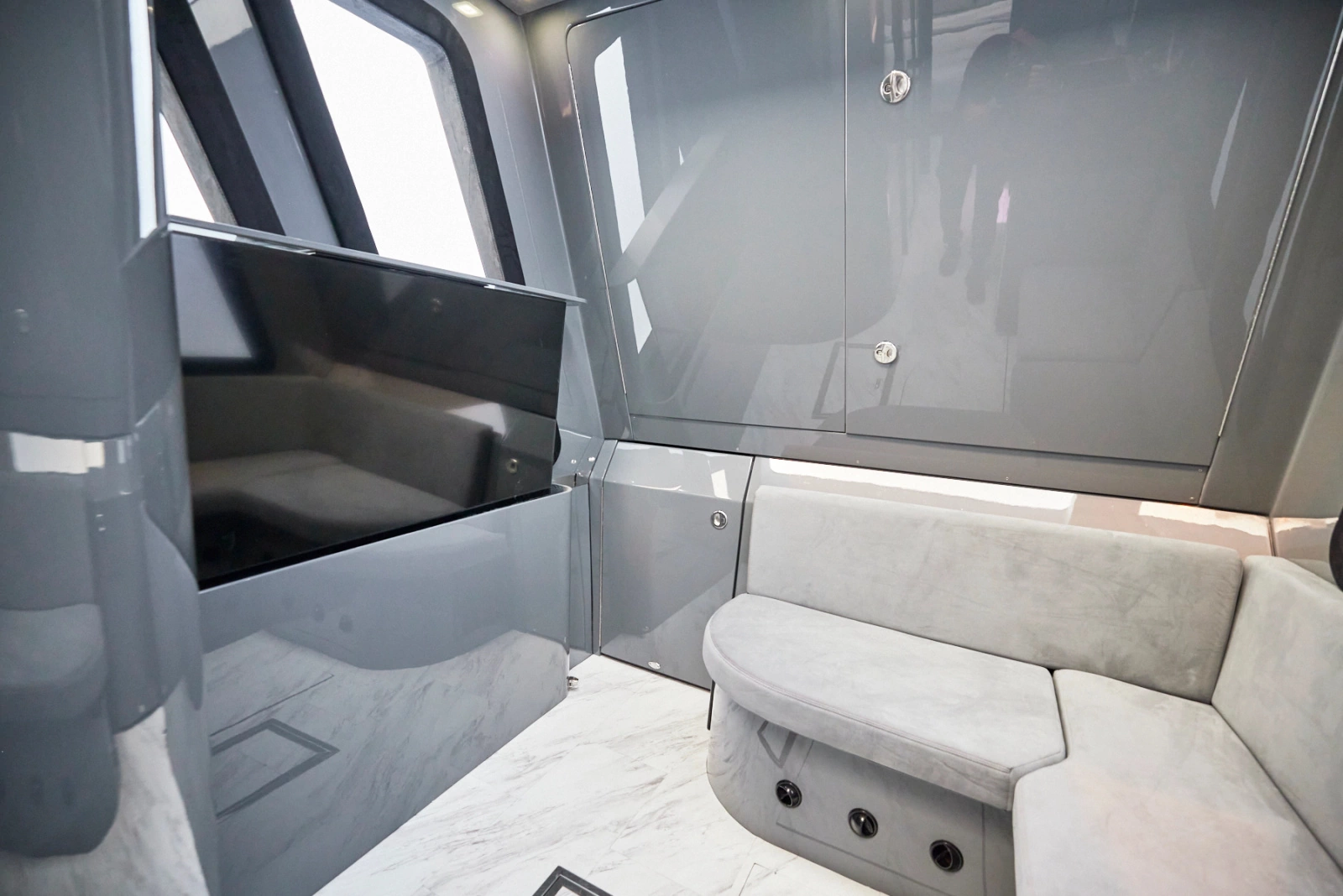2024 Midnight Express 52 Vitesse