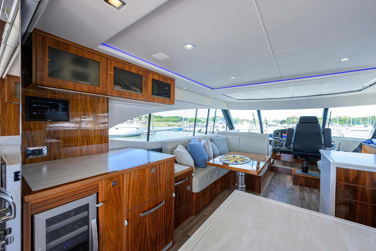 2023 Riviera 5400 Sport Yacht