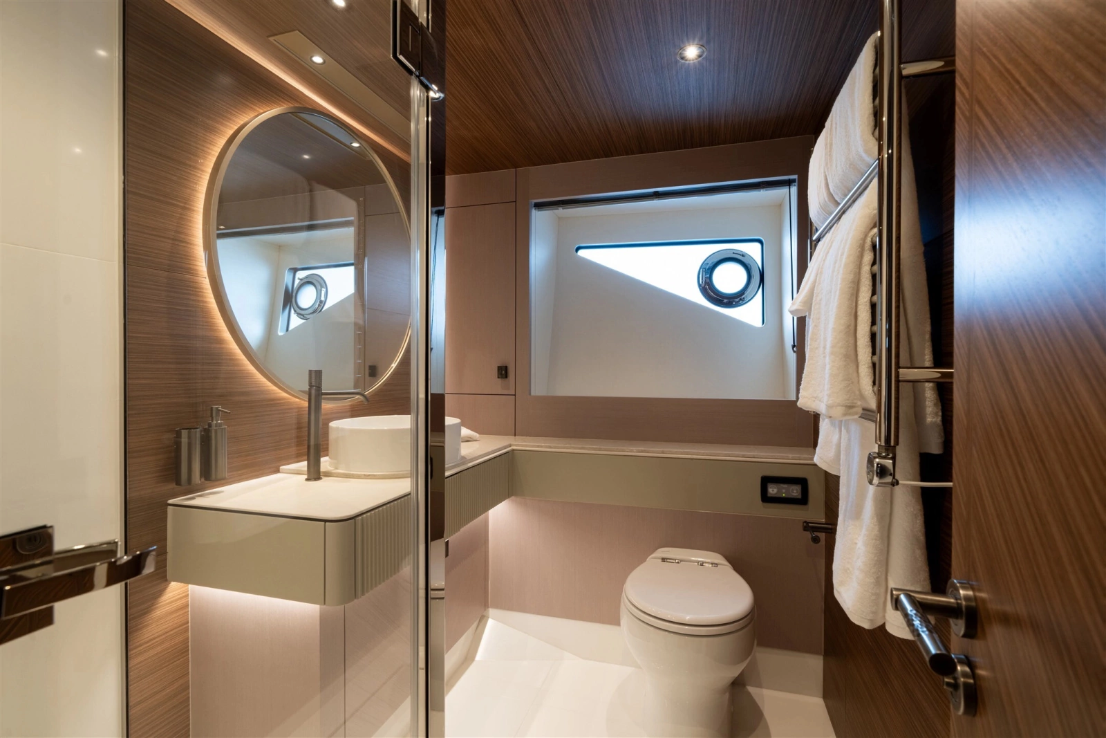 82 OCEAN ENCLOSED 82ft Sunseeker Yacht For Sale