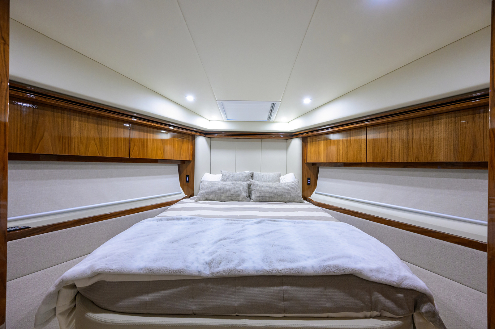 2019 Riviera 5400 Sport Yacht