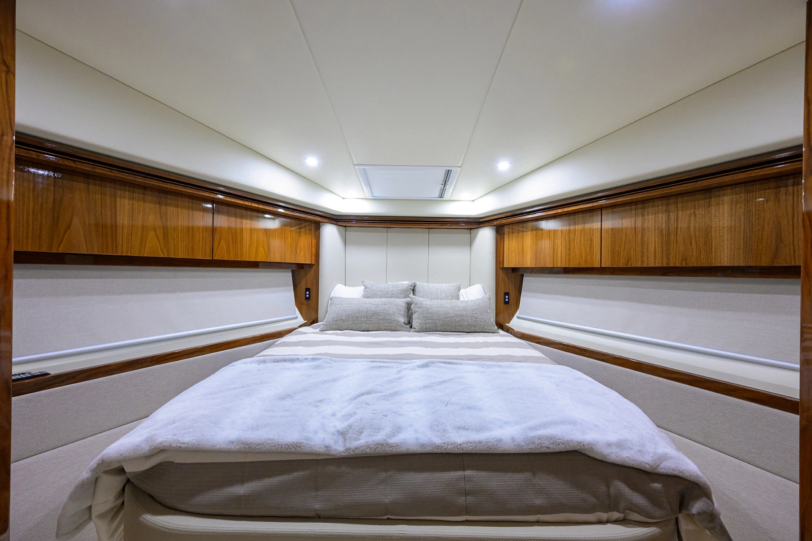 2019 Riviera 5400 Sport Yacht
