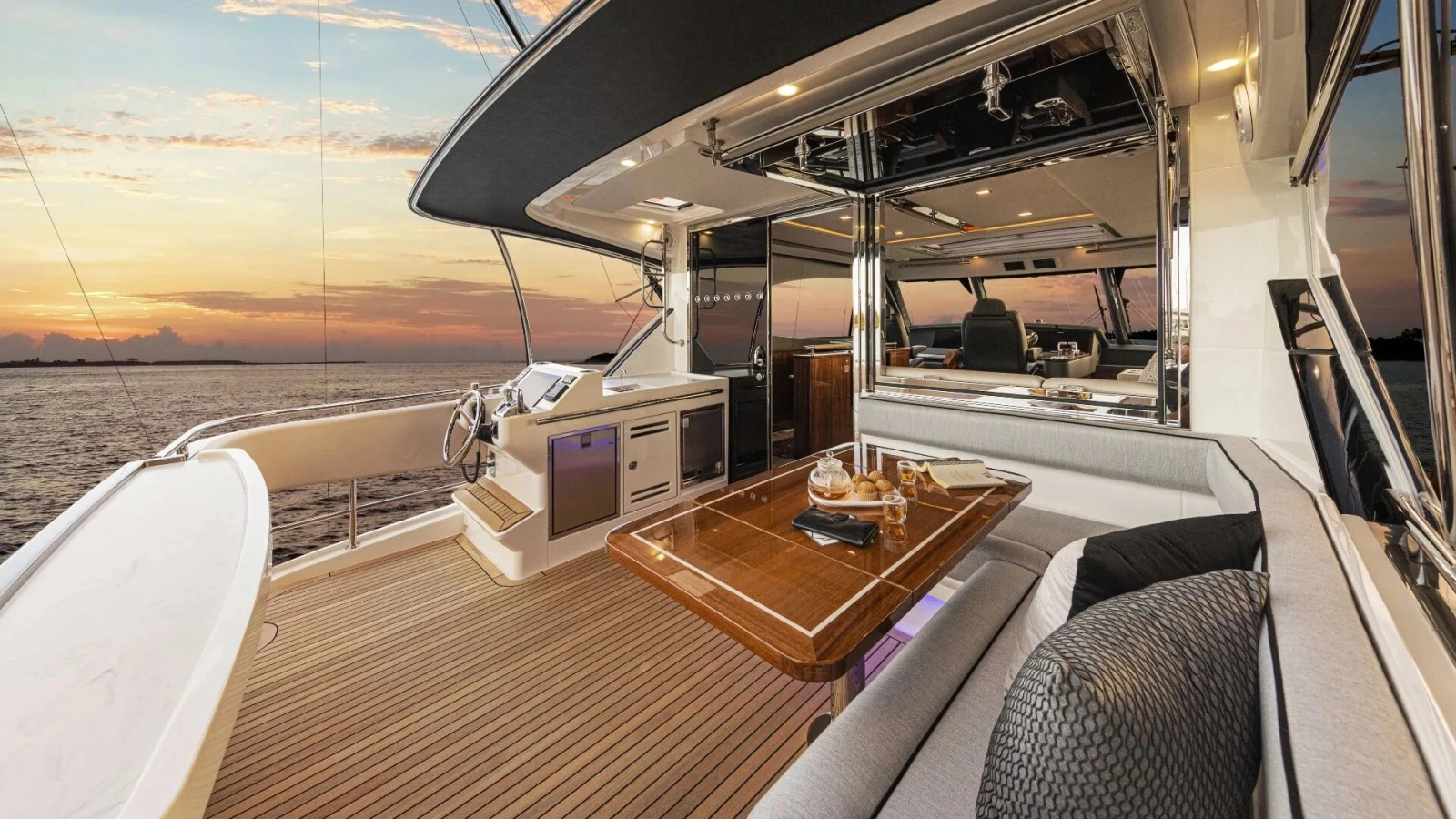 72 SPORTS MOTOR YACHT 72ft Riviera Yacht For Sale
