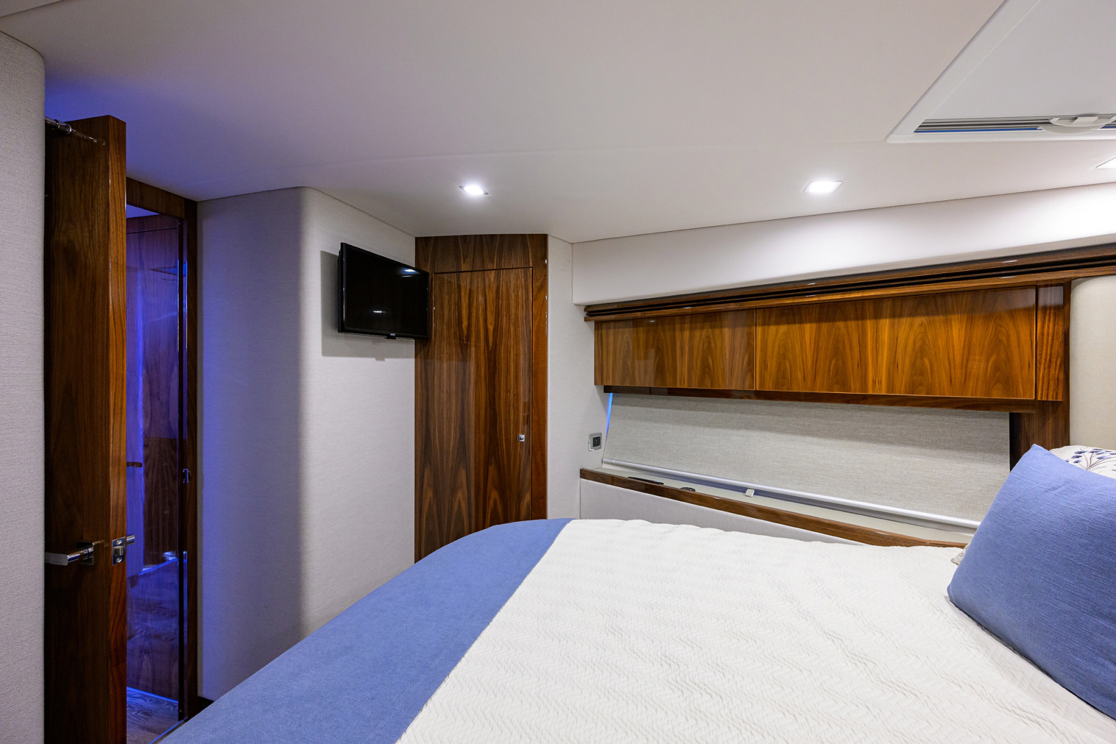 2023 Riviera 5400 Sport Yacht