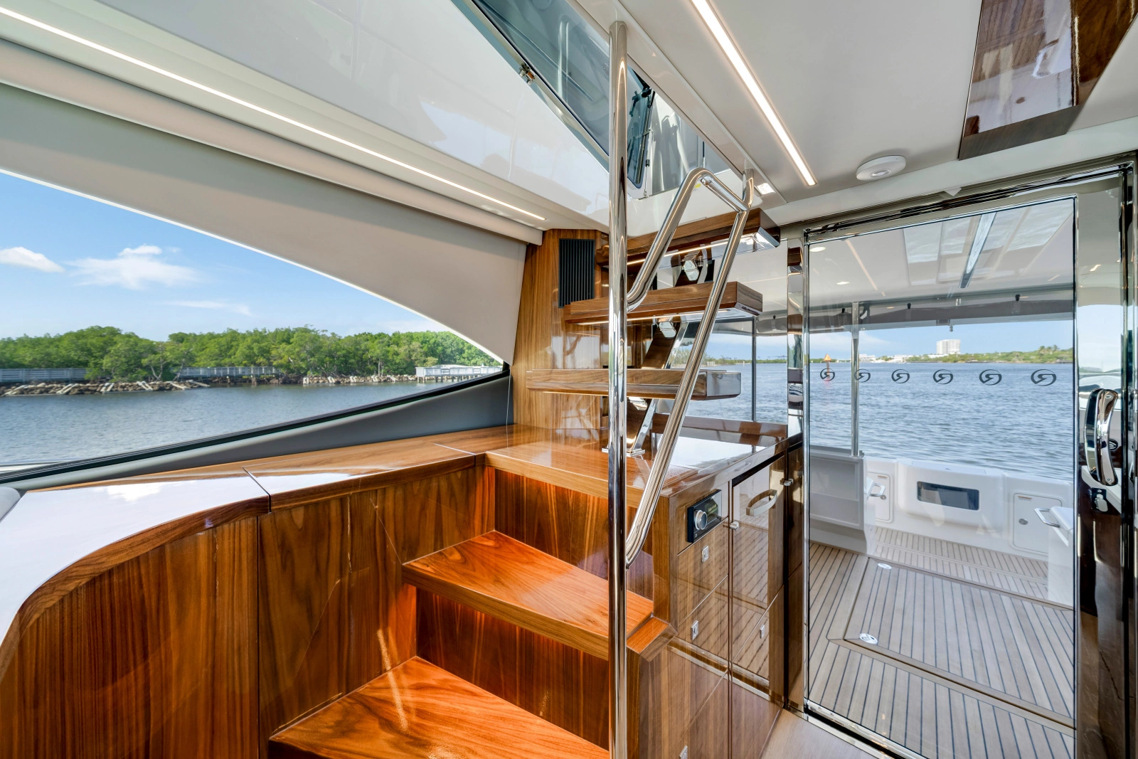 50 SPORTS MOTOR YACHT 50ft Riviera Yacht For Sale