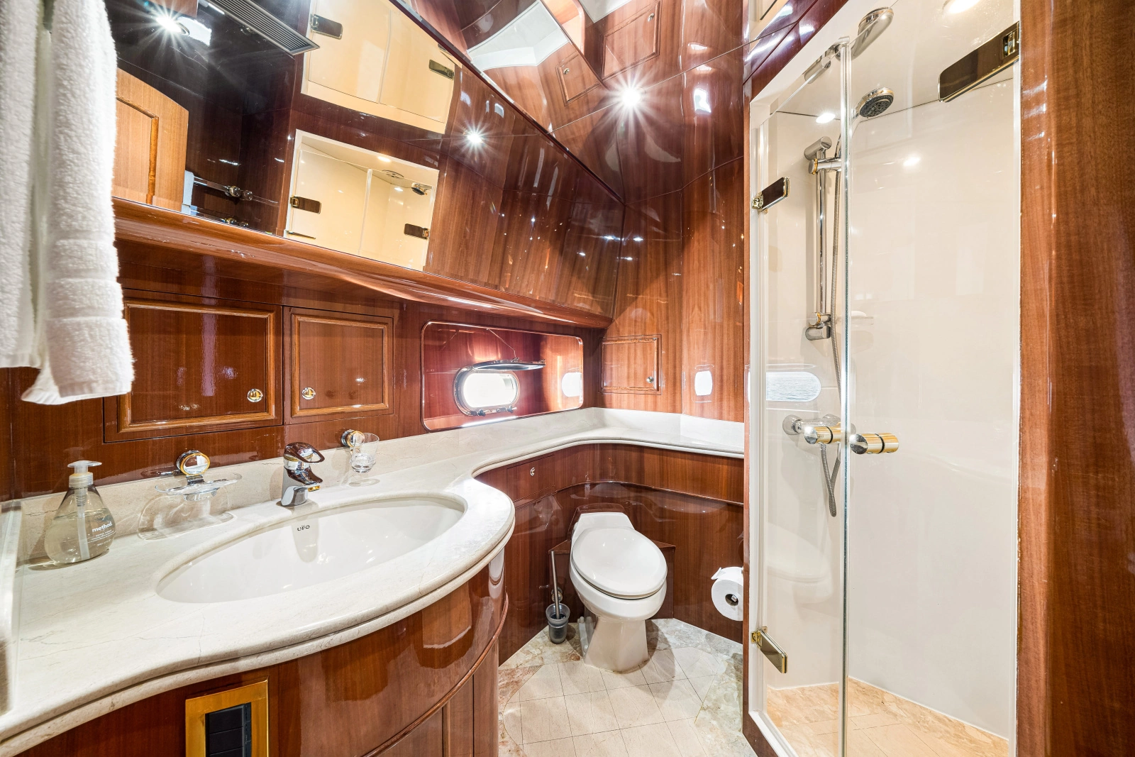 2006 Horizon 82 Skylounge