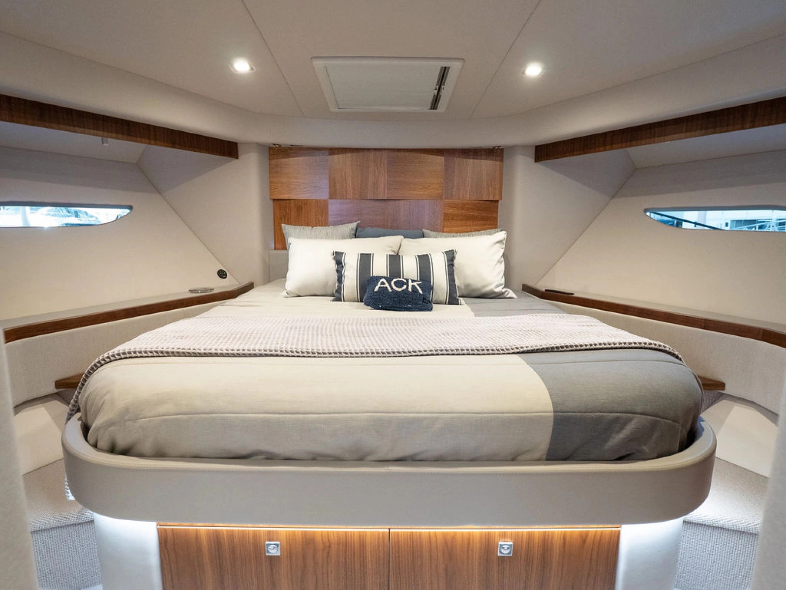 2023 Riviera 6000 Sport Yacht Platinum
