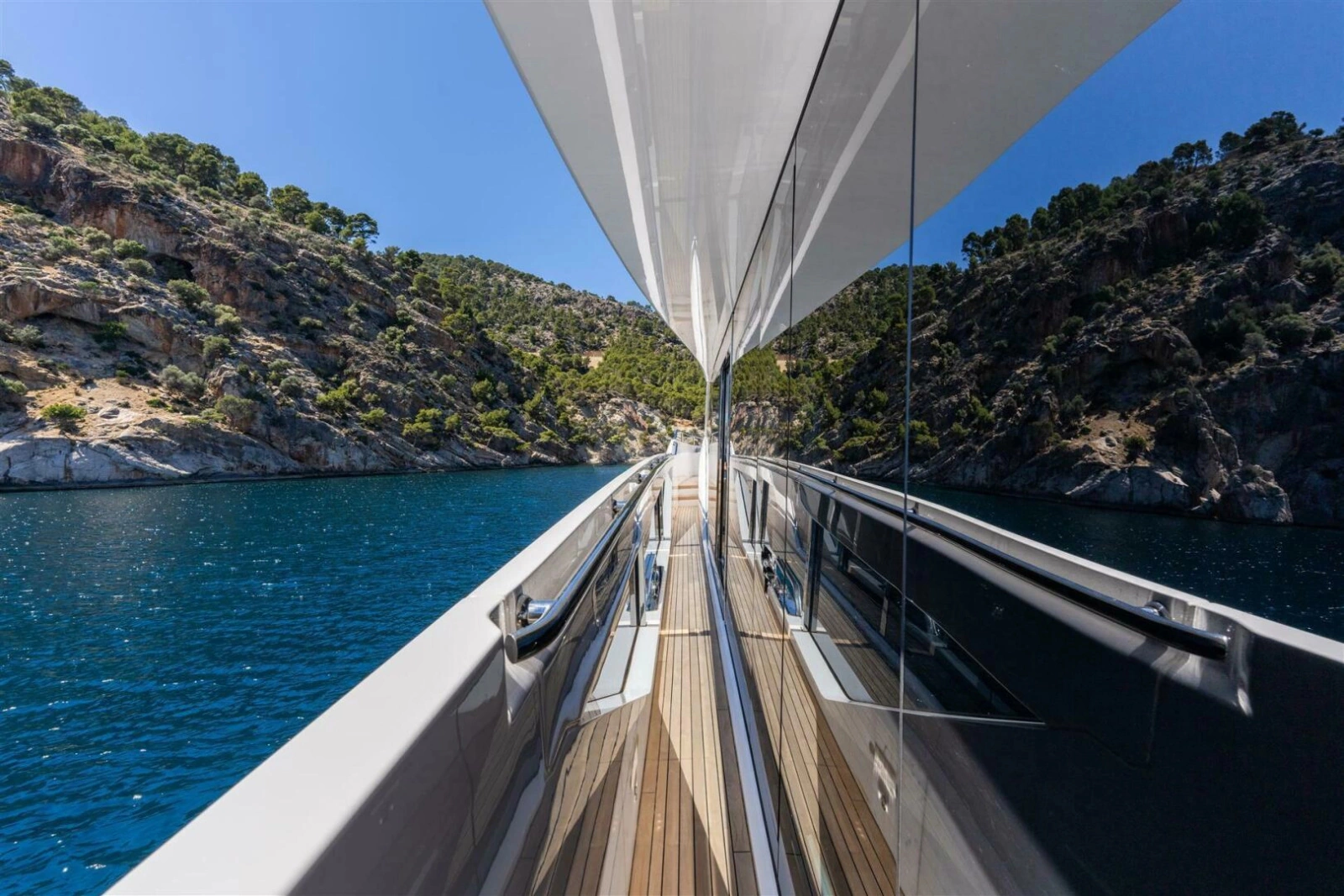 90 OCEAN ENCLOSED 90ft Sunseeker Yacht For Sale