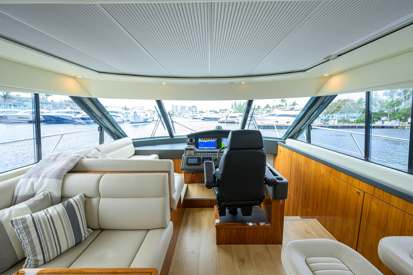 2019 Riviera 5400 Sport Yacht