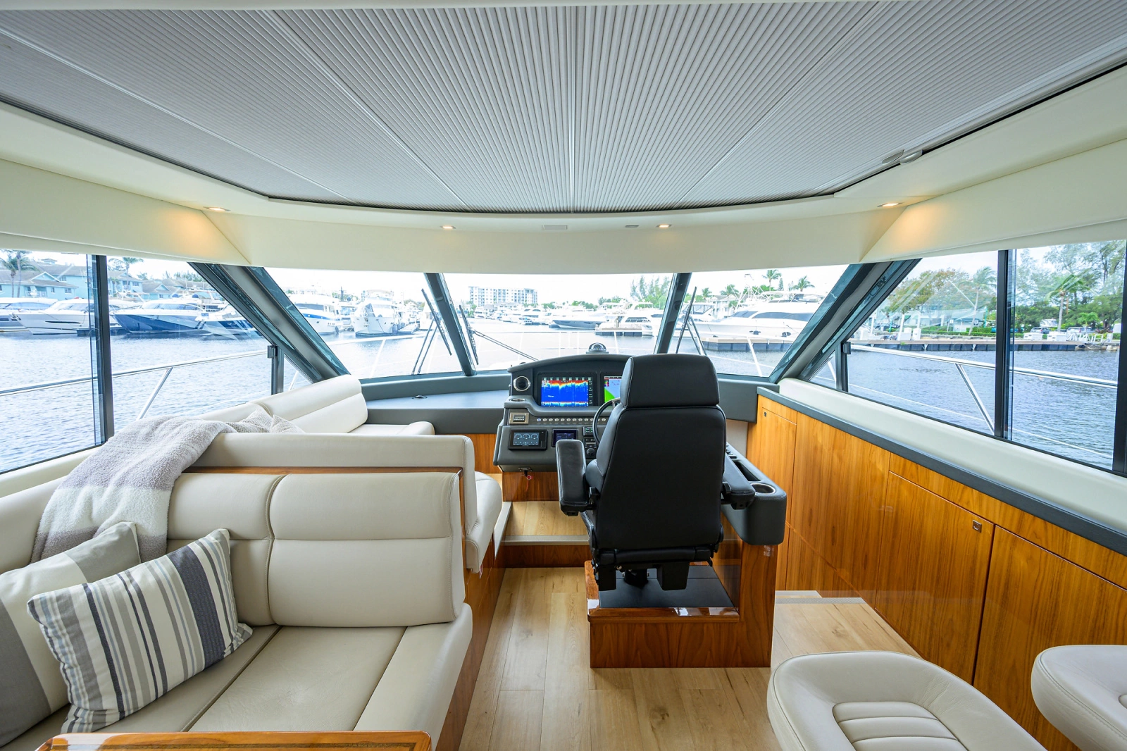 2019 Riviera 5400 Sport Yacht