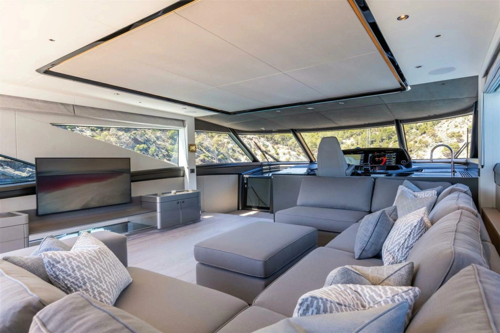 90 OCEAN ENCLOSED 90ft Sunseeker Yacht For Sale