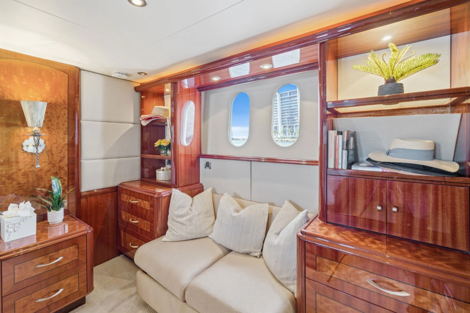 2004 Lazzara Yachts 80 Open Fly