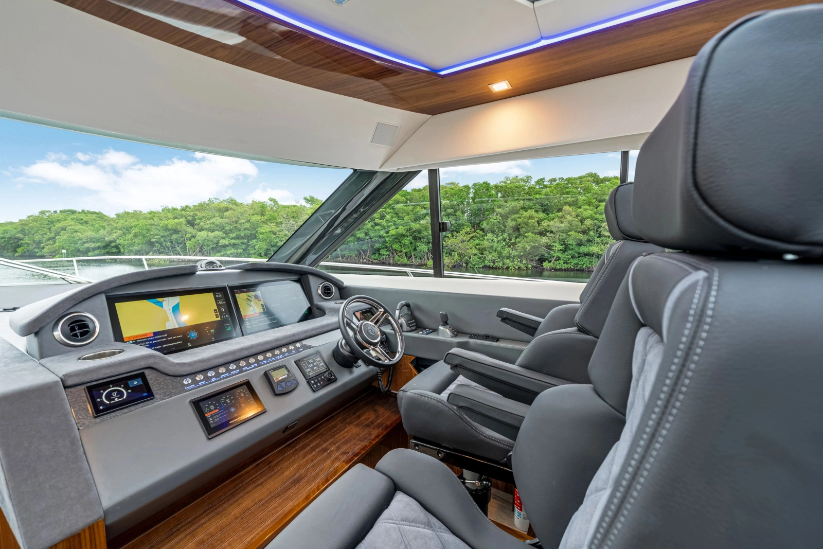6000 SPORT YACHT 60ft Riviera Yacht For Sale