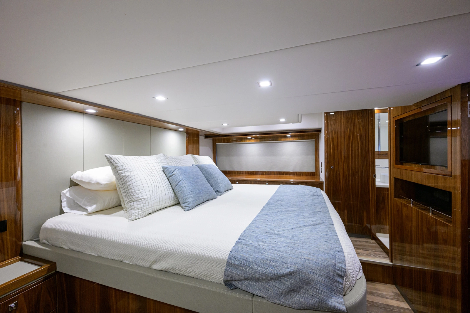 2023 Riviera 5400 Sport Yacht