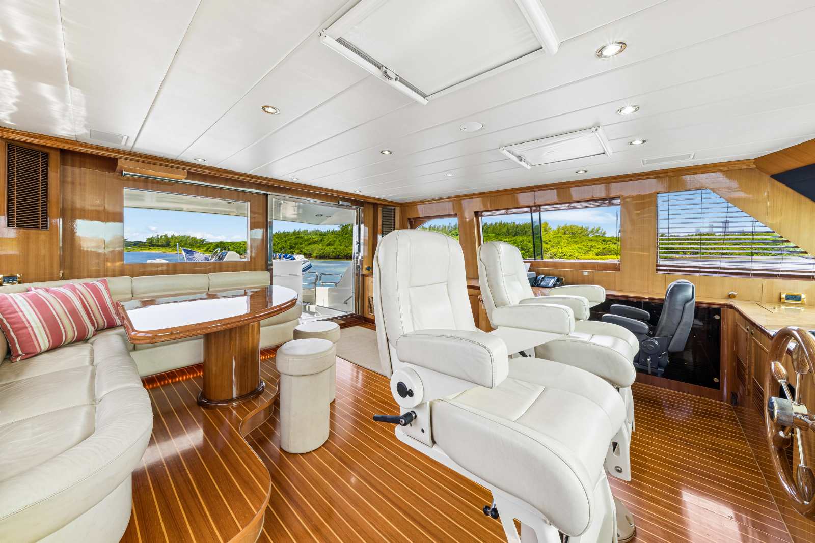 2006 Horizon 82 Skylounge