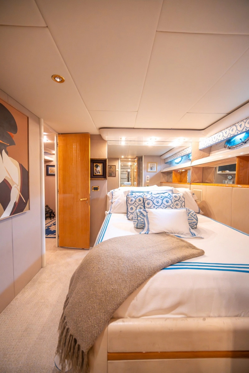 2000 Lazzara Yachts Skylounge