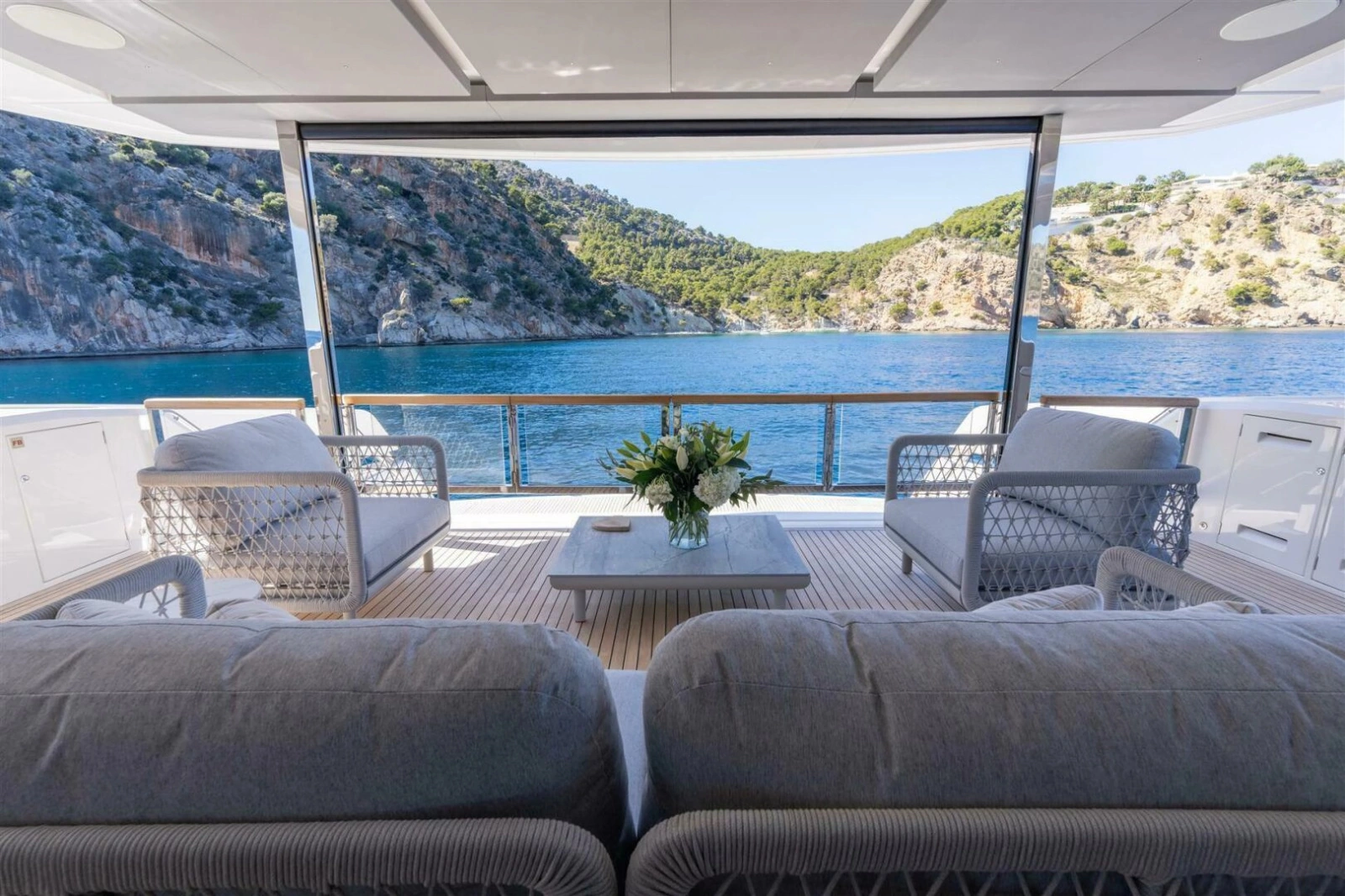 90 OCEAN ENCLOSED 90ft Sunseeker Yacht For Sale