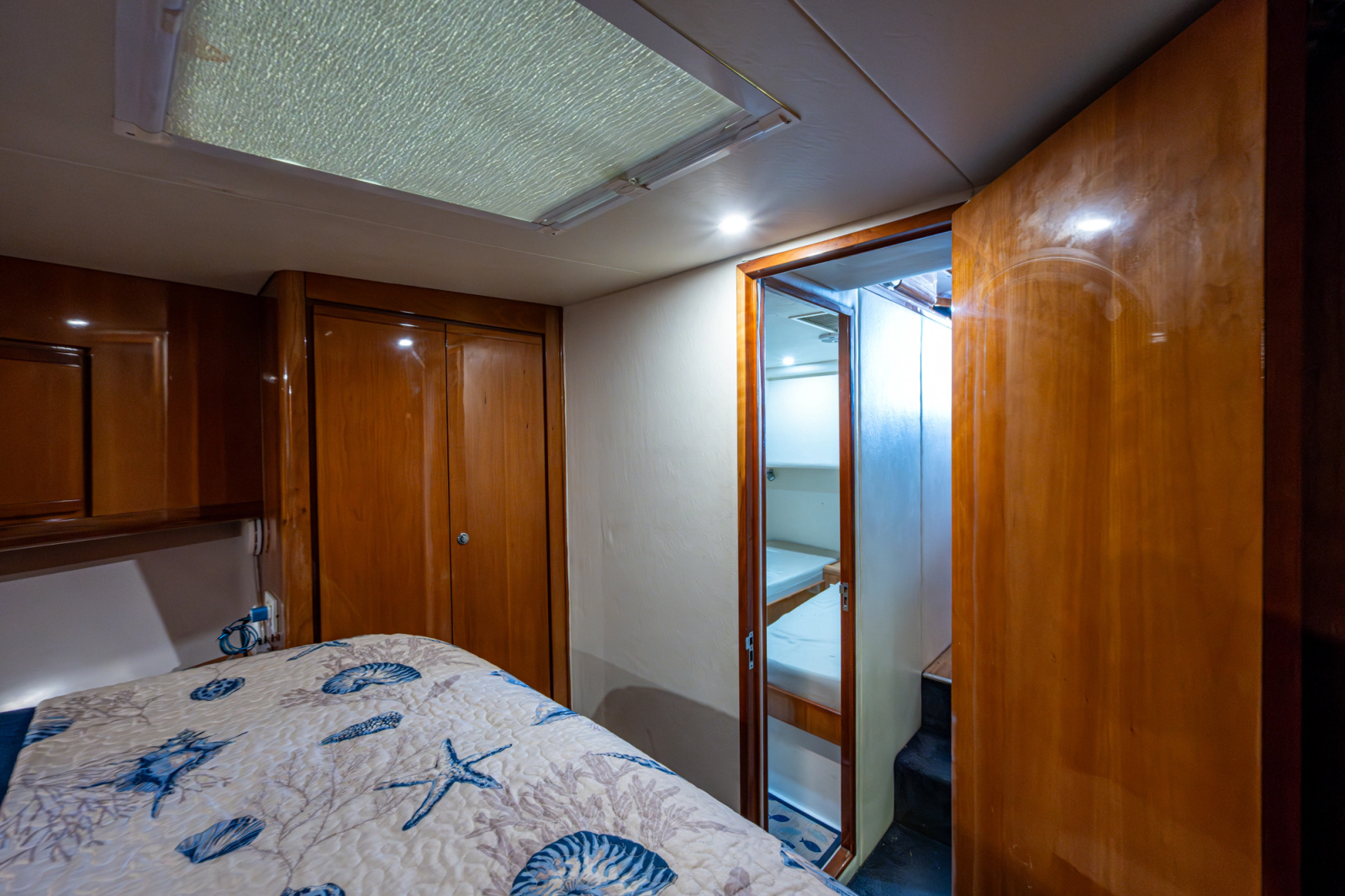 2001 Bertram 390