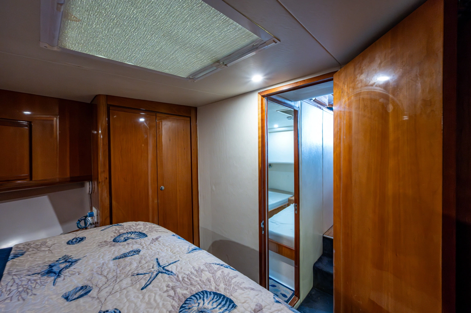 2001 Bertram 390