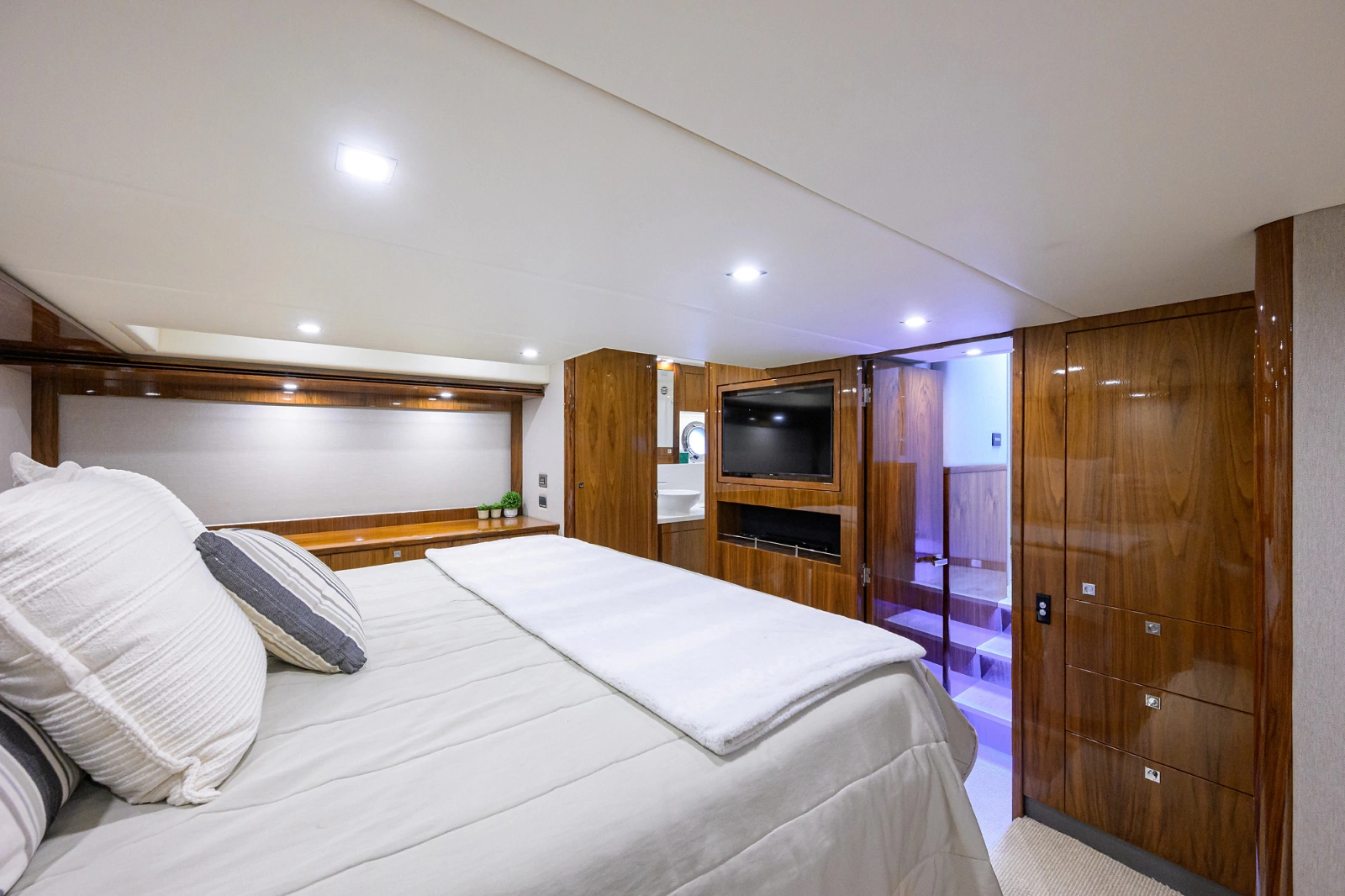 2019 Riviera 5400 Sport Yacht