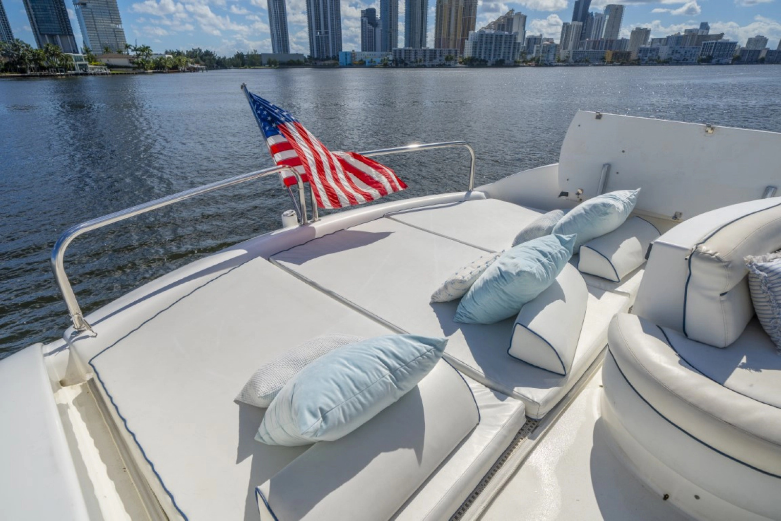 2004 Lazzara Yachts 80 Open Fly
