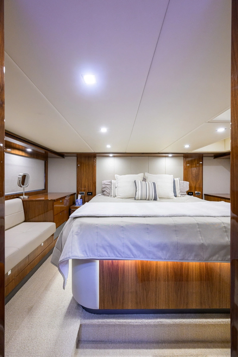 2019 Riviera 5400 Sport Yacht