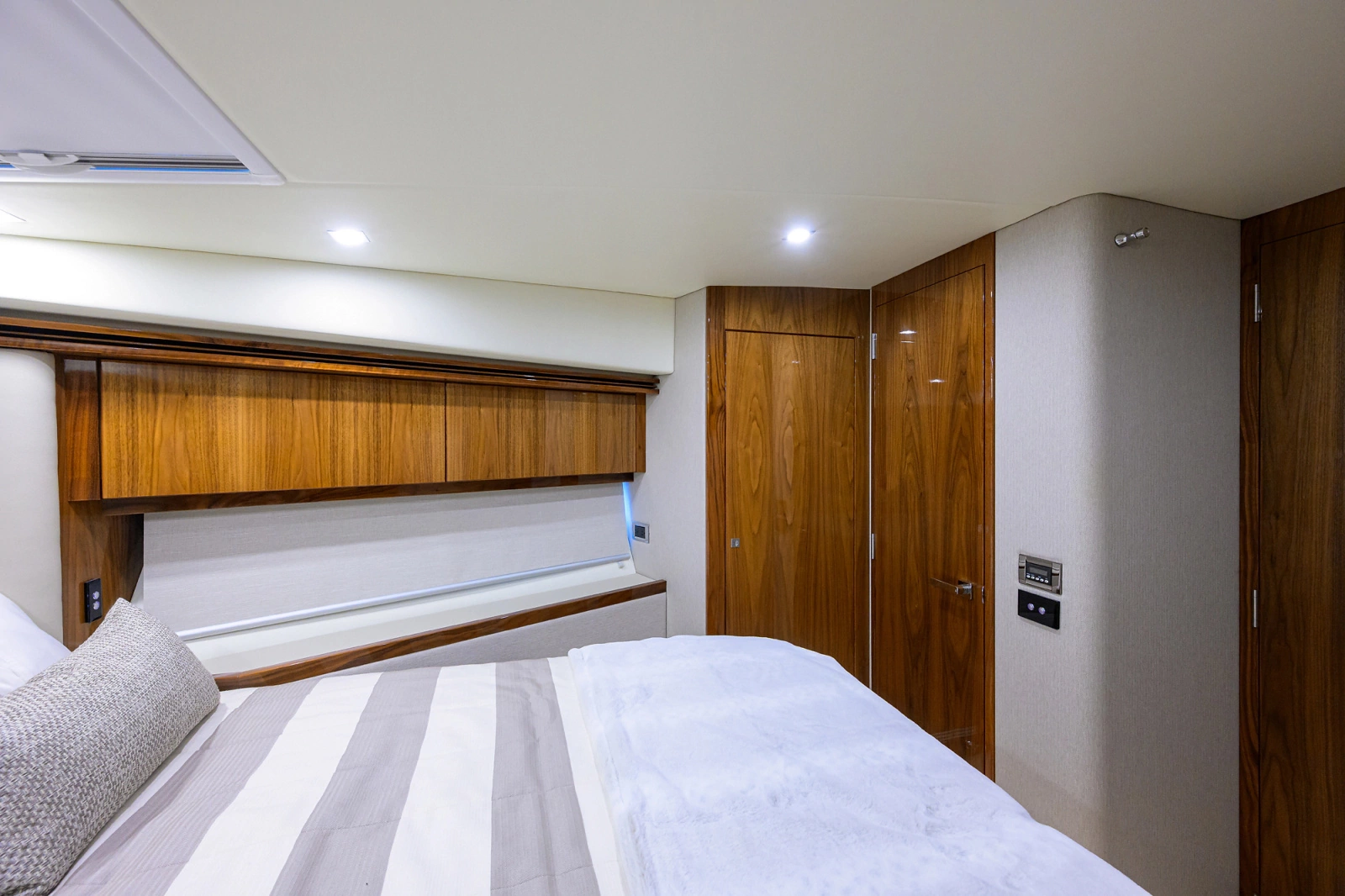 2019 Riviera 5400 Sport Yacht