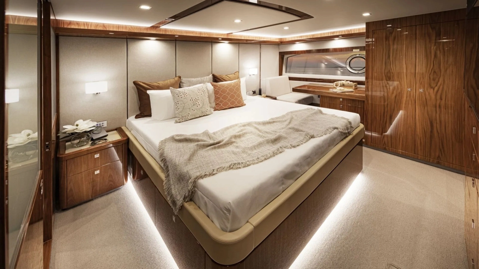 72 SPORTS MOTOR YACHT 72ft Riviera Yacht For Sale