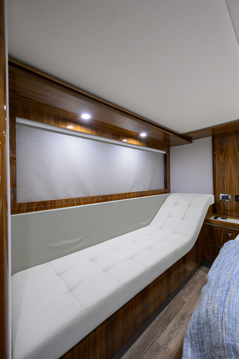 2023 Riviera 5400 Sport Yacht