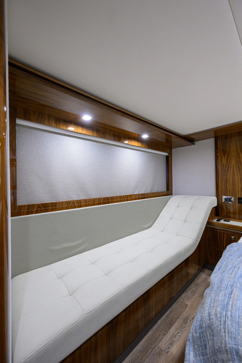 2023 Riviera 5400 Sport Yacht