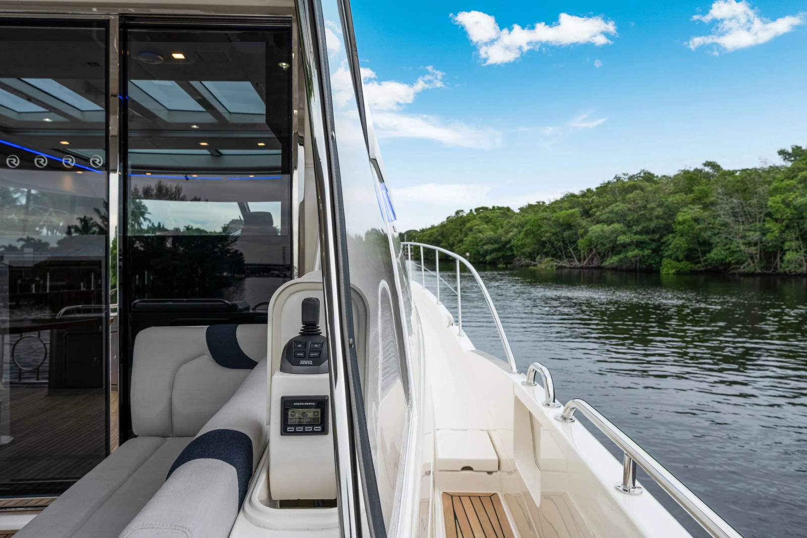 6000 SPORT YACHT 60ft Riviera Yacht For Sale