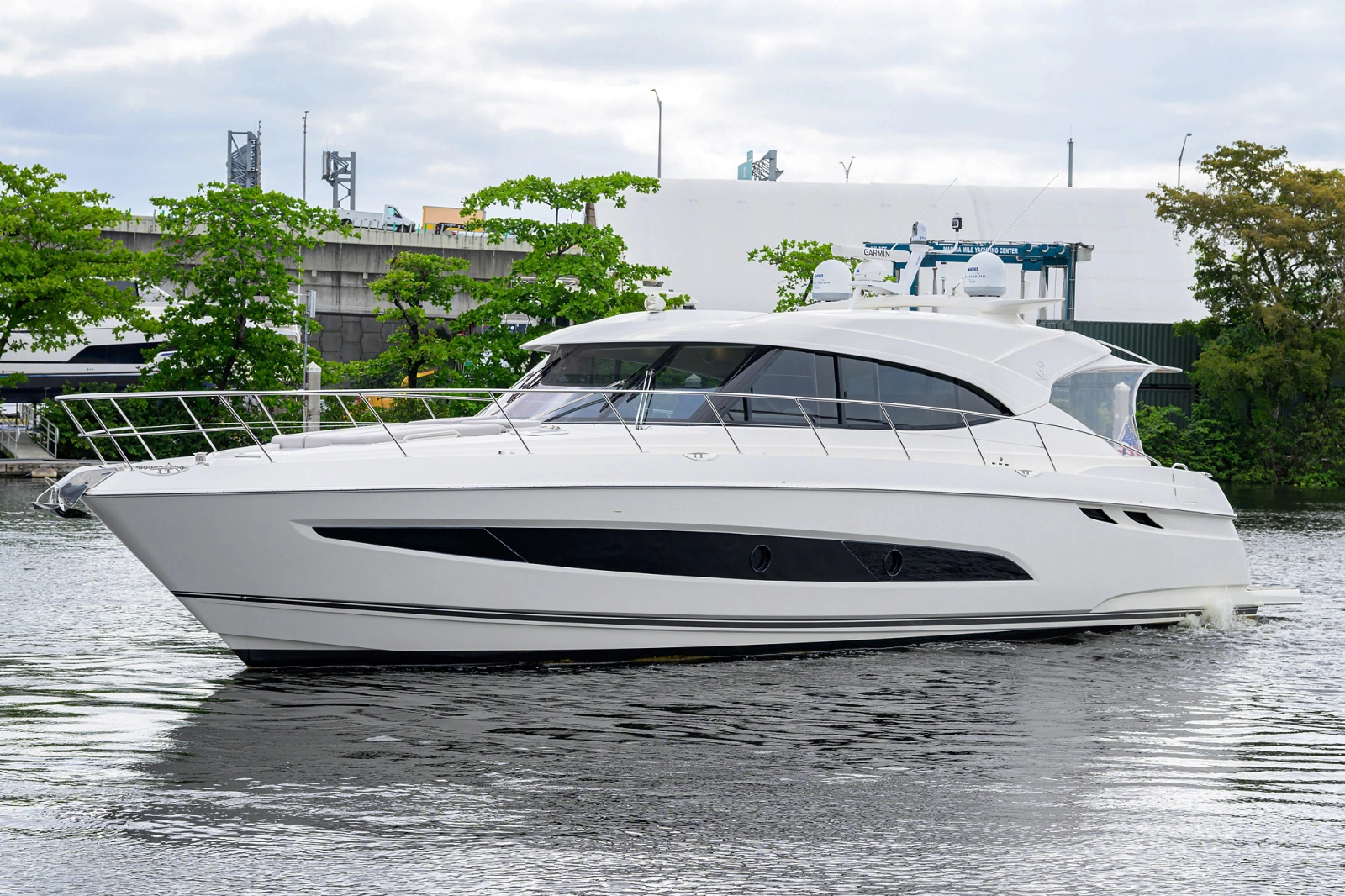 2019 Riviera 5400 Sport Yacht