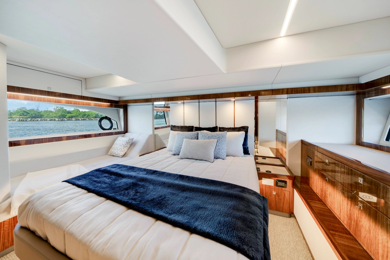 50 SPORTS MOTOR YACHT 50ft Riviera Yacht For Sale
