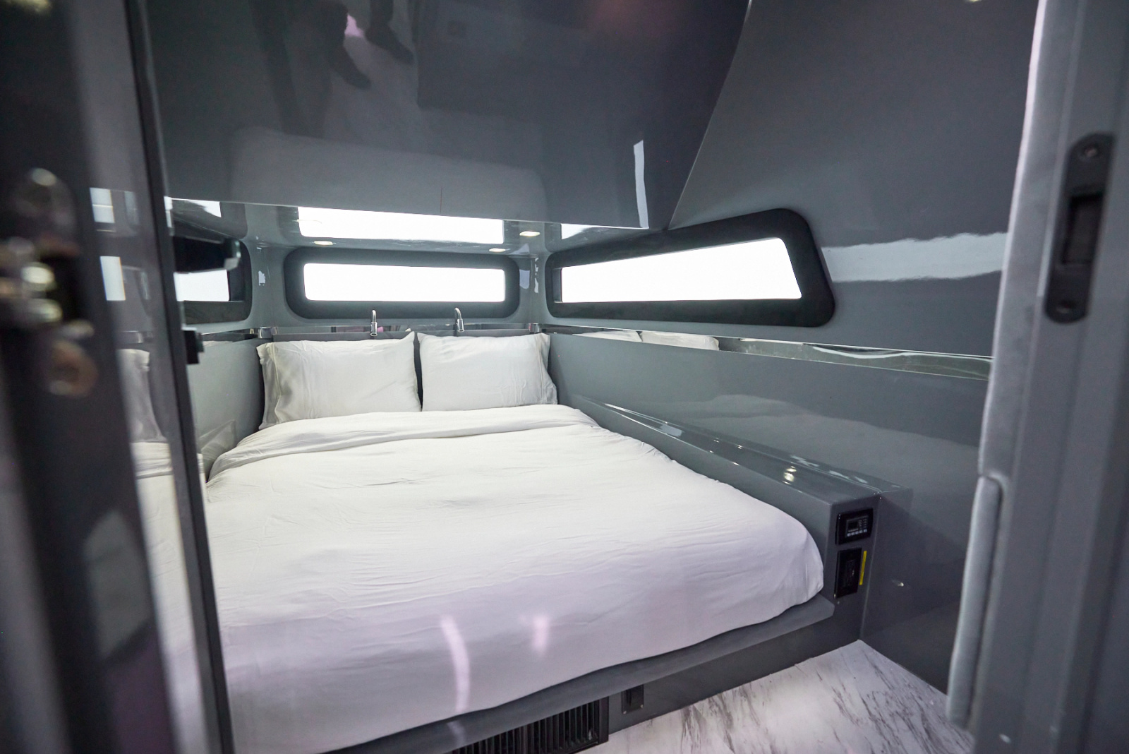 2024 Midnight Express 52 Vitesse