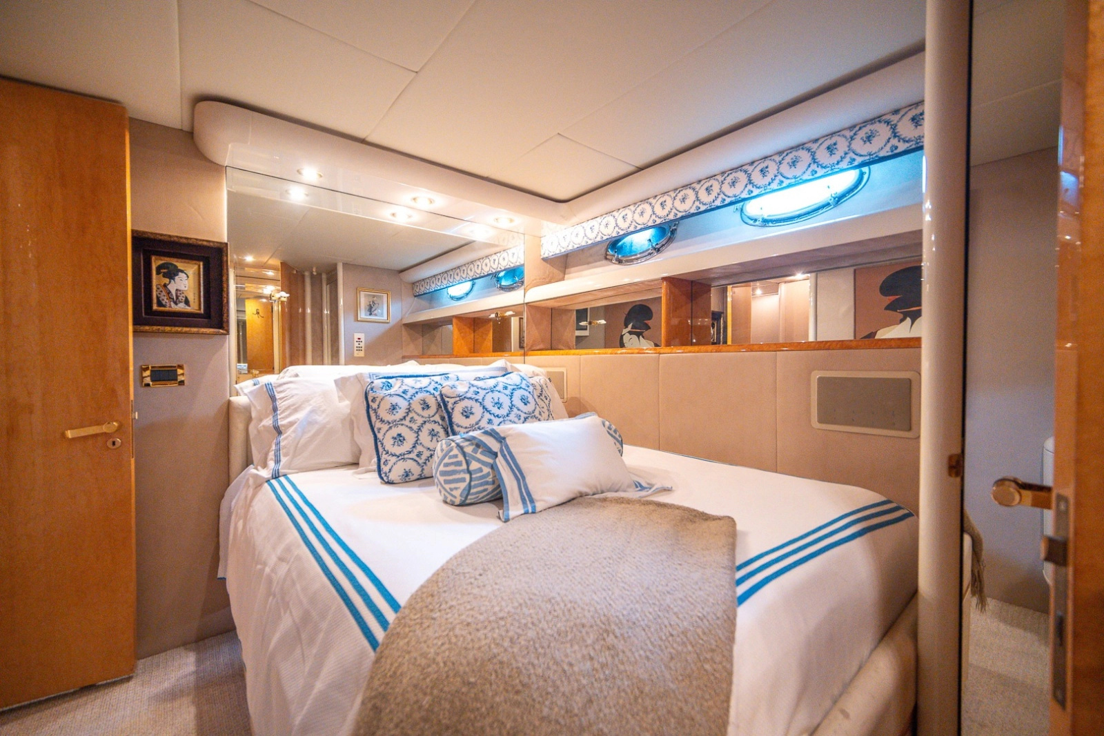2000 Lazzara Yachts Skylounge