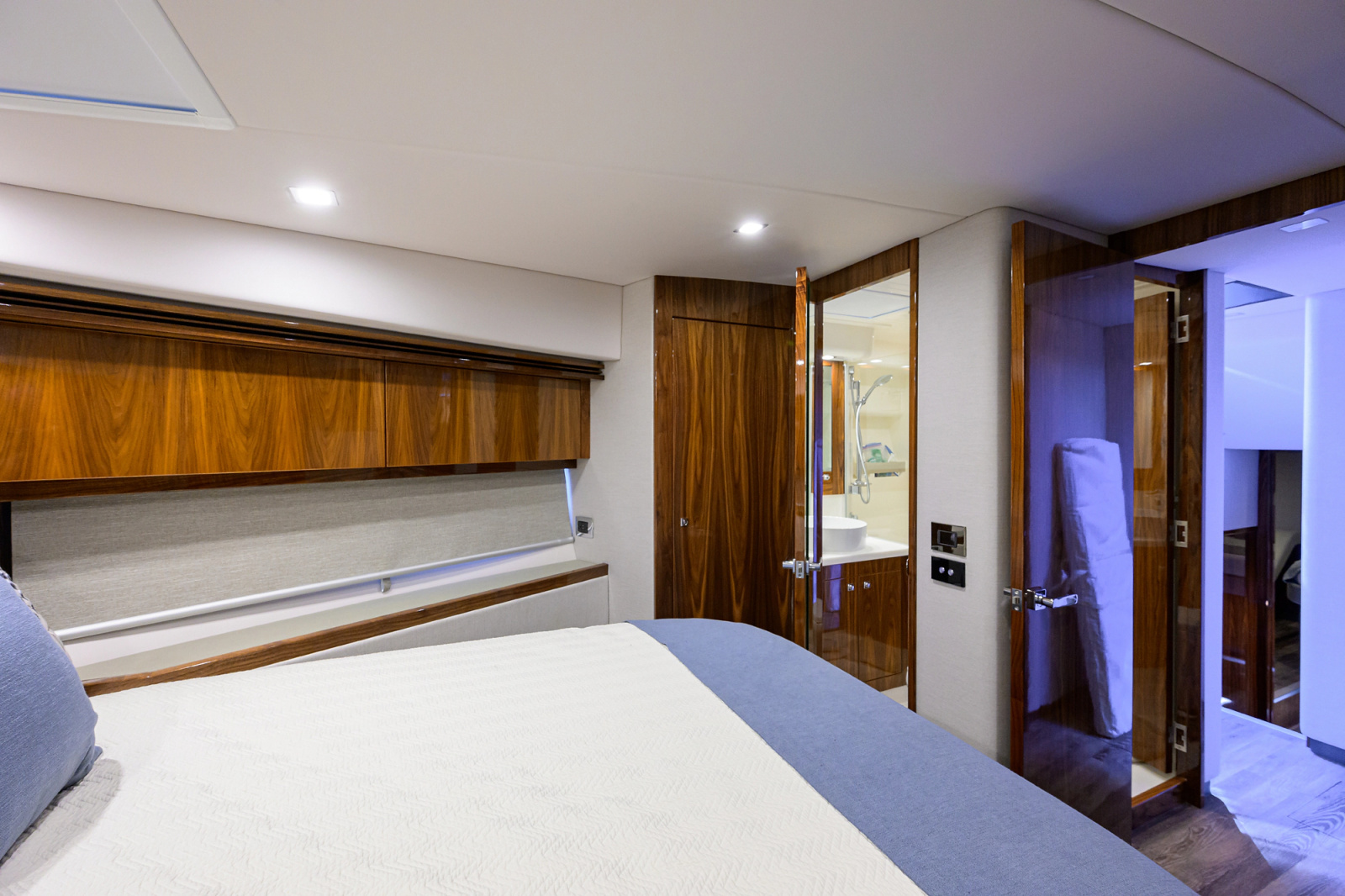 2023 Riviera 5400 Sport Yacht