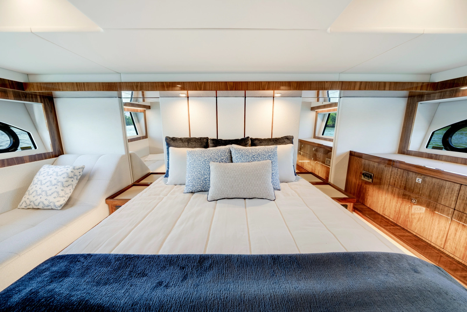 50 SPORTS MOTOR YACHT 50ft Riviera Yacht For Sale