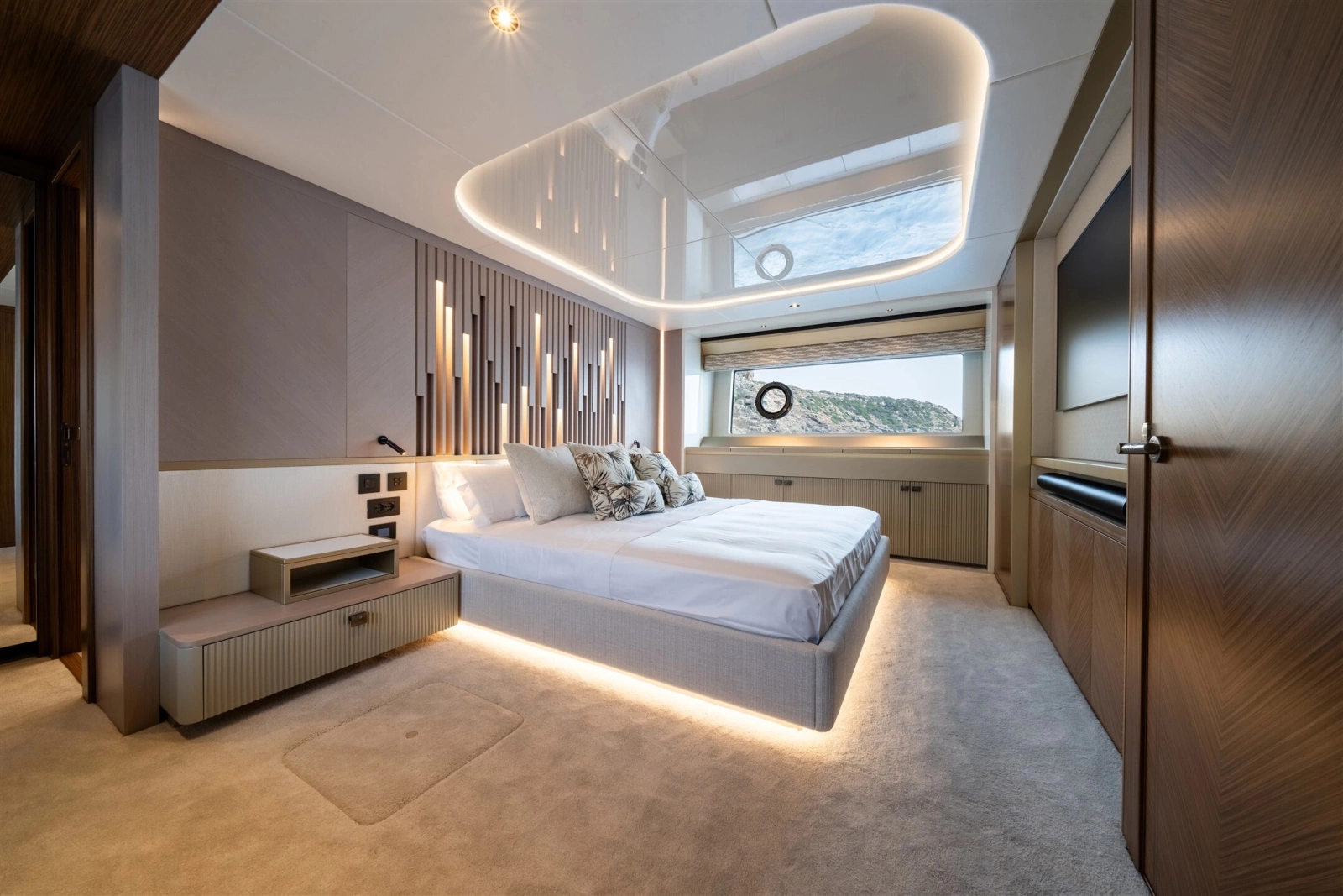 82 OCEAN ENCLOSED 82ft Sunseeker Yacht For Sale