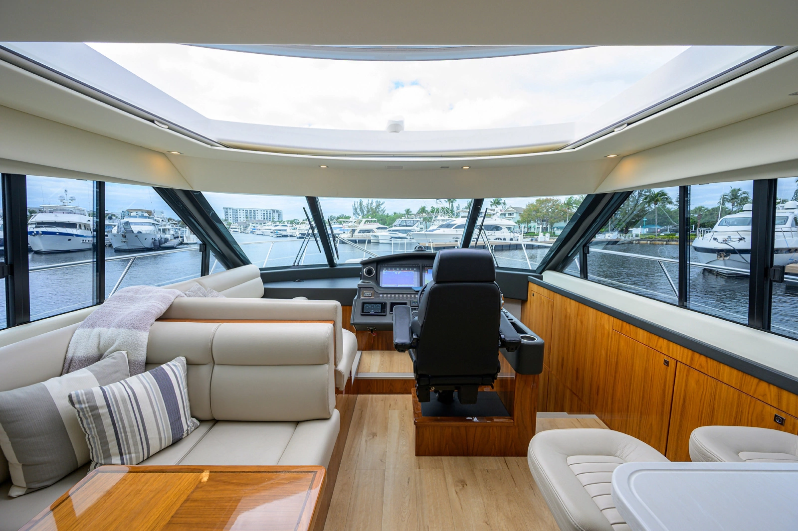 2019 Riviera 5400 Sport Yacht