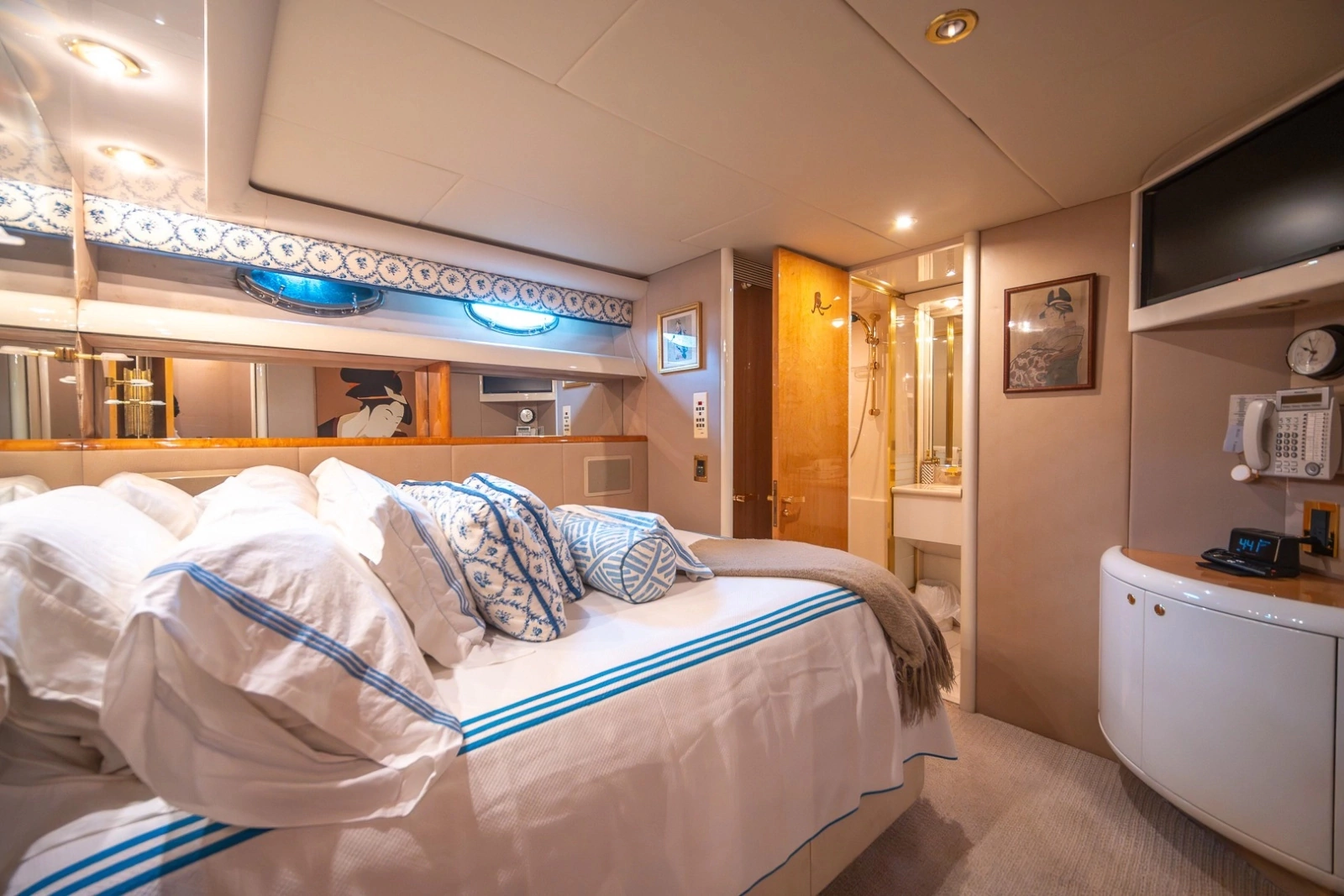 2000 Lazzara Yachts Skylounge