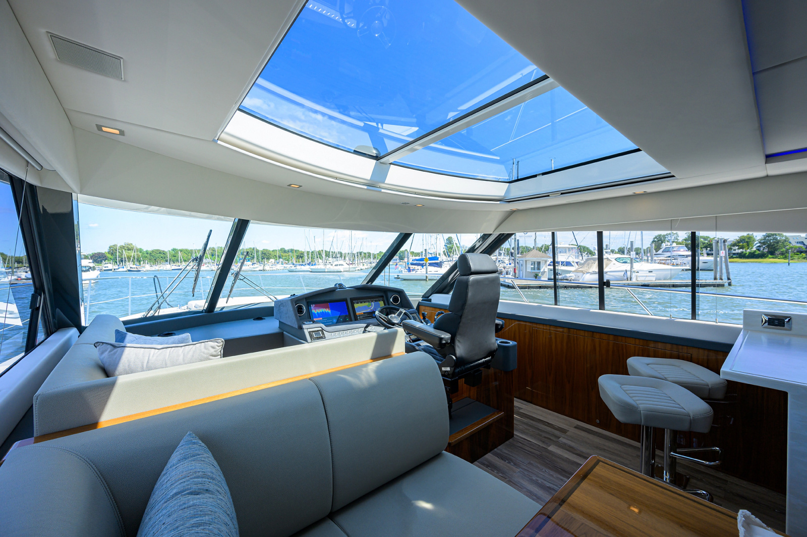 2023 Riviera 5400 Sport Yacht