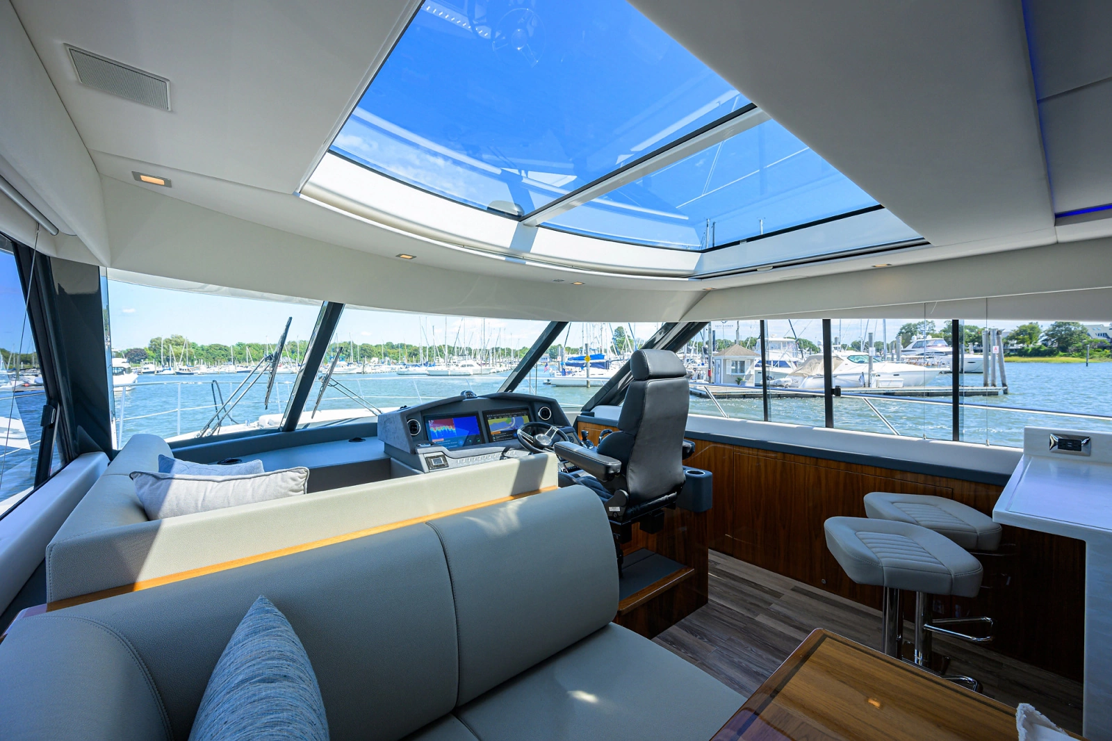 2023 Riviera 5400 Sport Yacht