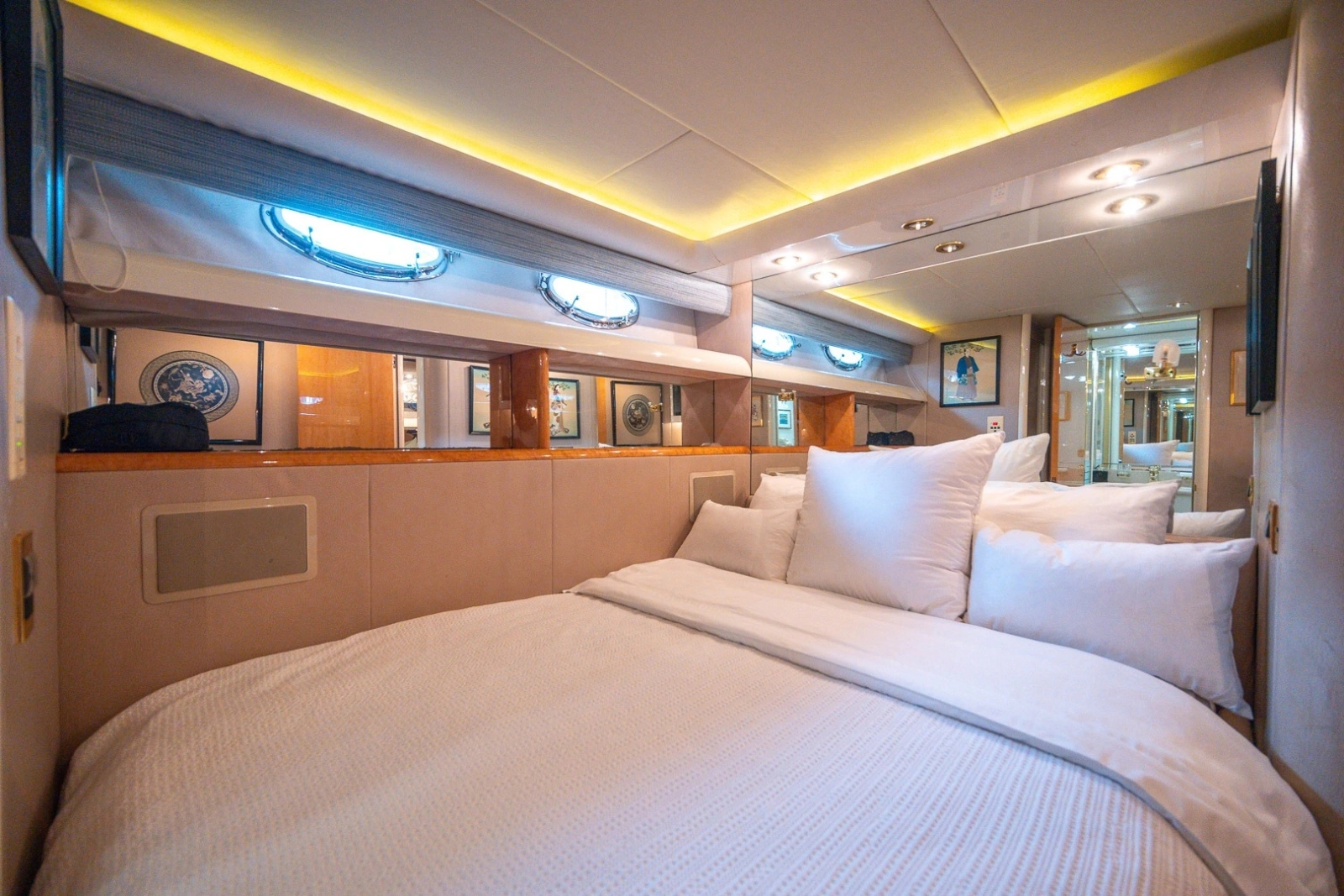 2000 Lazzara Yachts Skylounge